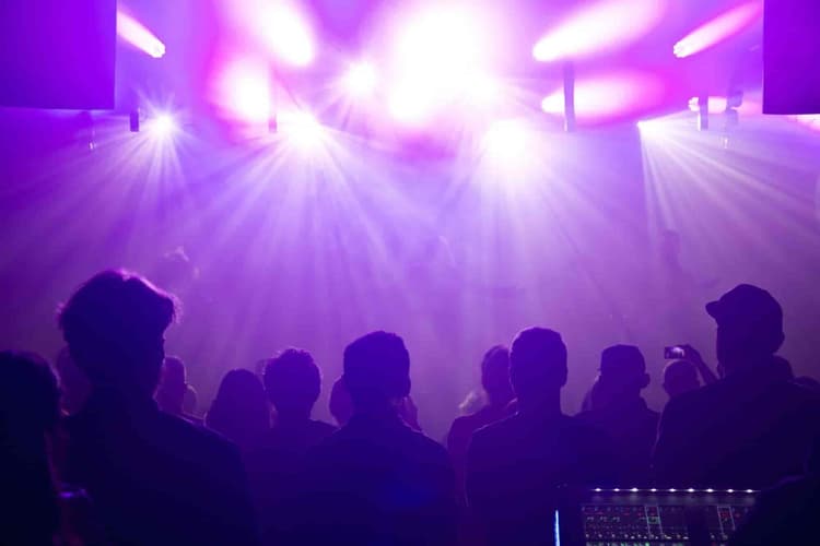 Detalle de mezcladora de sonido y consola de DJ profesional.