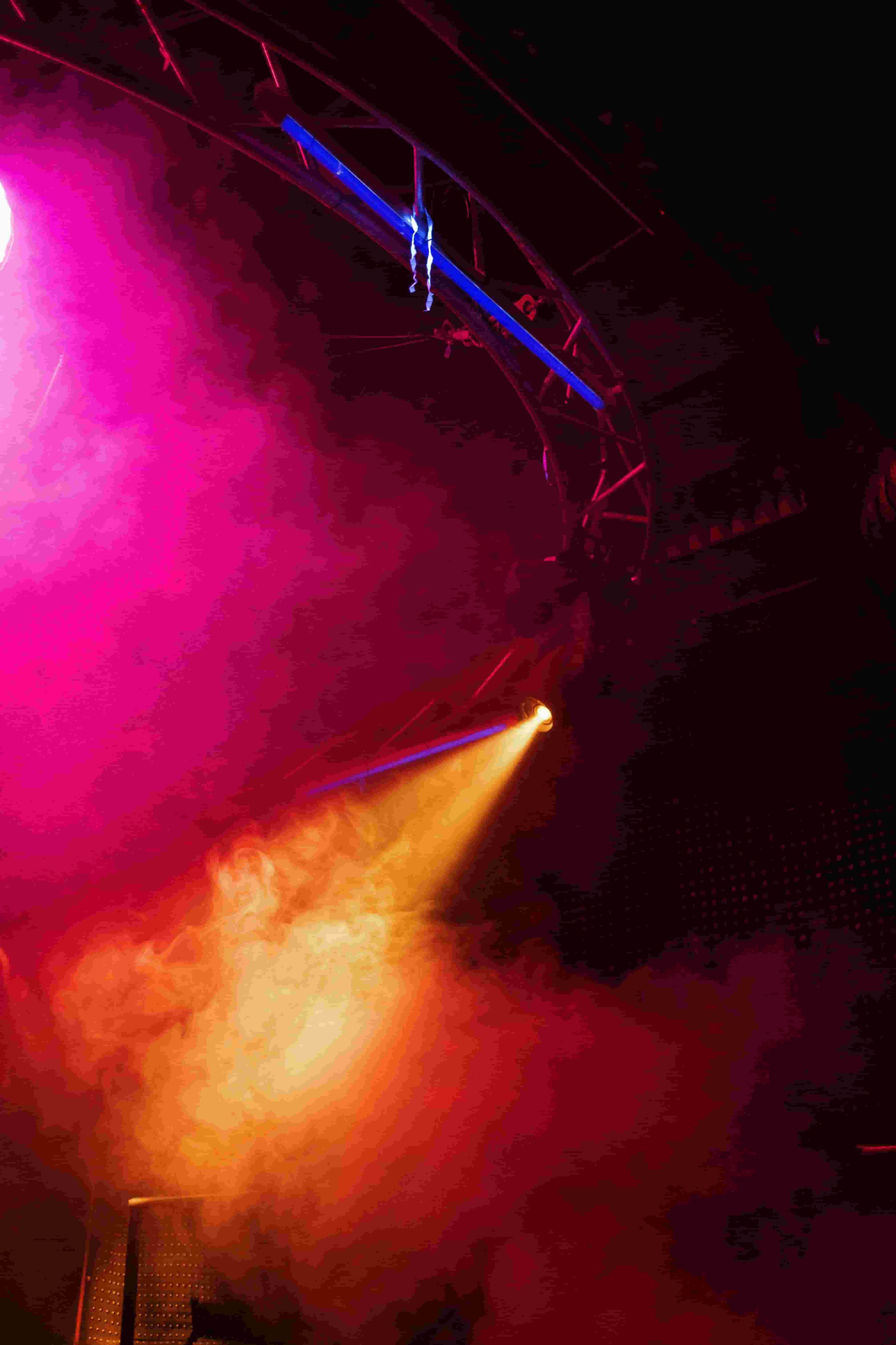 Evento con renta de sistema de audio profesional completo y equipo de iluminación