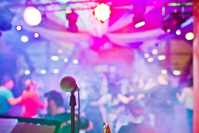 Espectáculo de luces robóticas y LED para eventos.