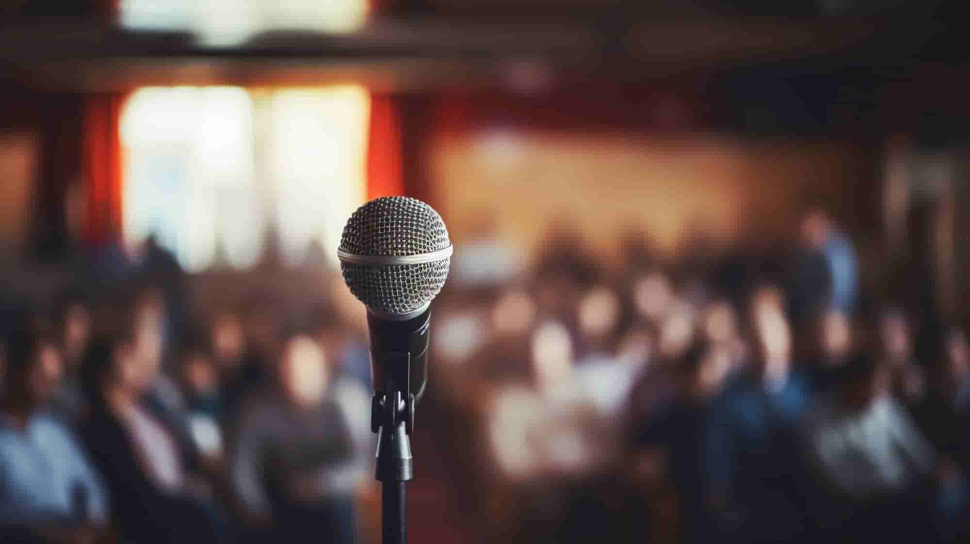 Amplia gama de equipos de audio e iluminación para eventos profesionales.