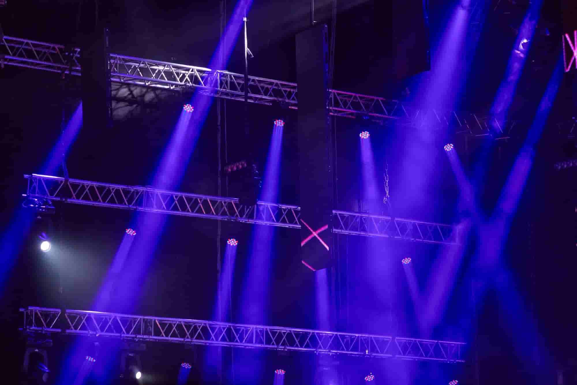 Pantalla LED de alta resolución para proyecciones en eventos.