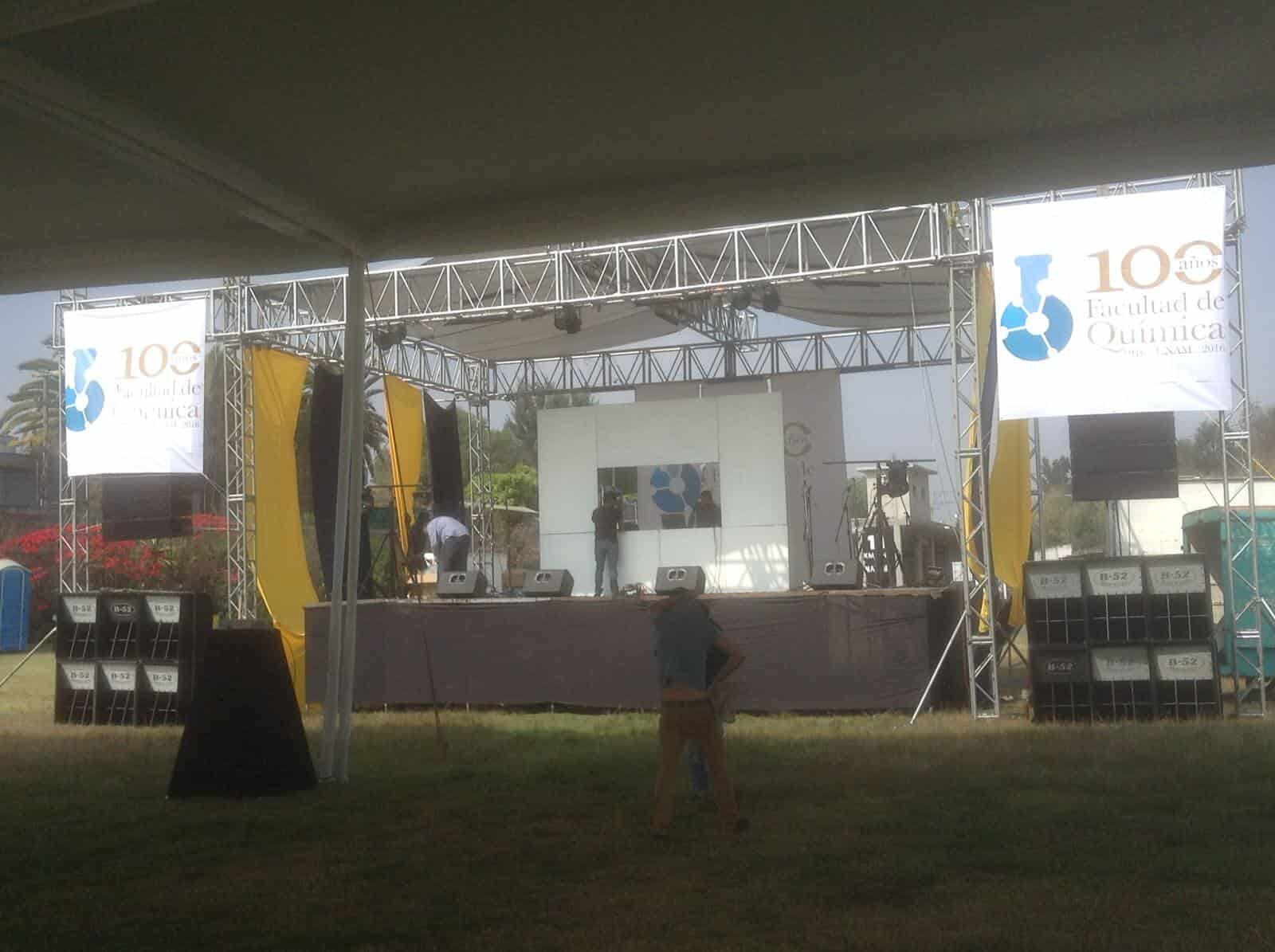 Equipo de producción de eventos coordinando audio, iluminación y visuales.